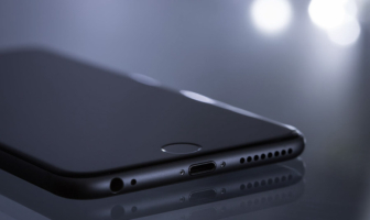 Trådløs oplader til iPhone eller opladning med kabel – hvad bør man vælge?