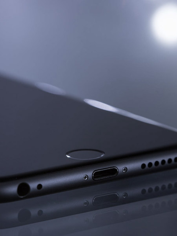 Trådløs oplader til iPhone eller opladning med kabel – hvad bør man vælge?