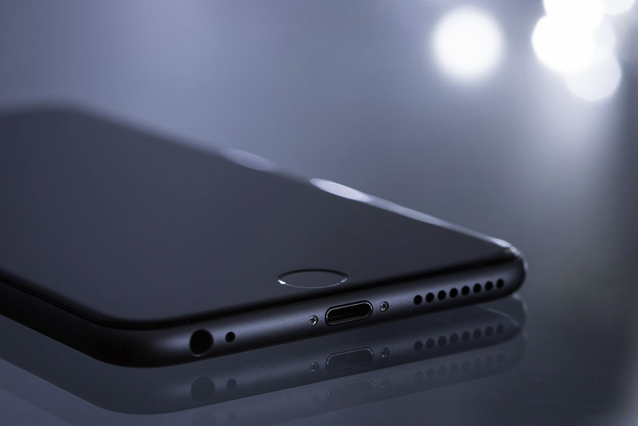 Trådløs oplader til iPhone eller opladning med kabel – hvad bør man