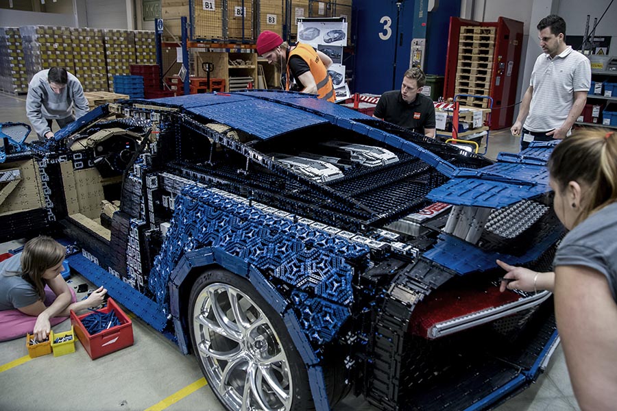 Lego bugatti bil bygges
